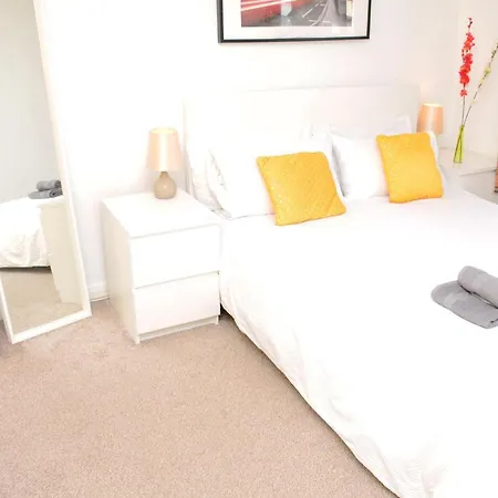 33Sm Dreams Unlimited Serviced Accommodation- Staines - Heathrow Stanwell Exterior photo