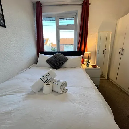 33Sm Dreams Unlimited Serviced Accommodation- Staines - Heathrow Stanwell Exterior photo