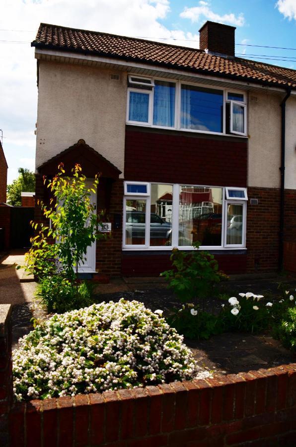 33sm Dreams Unlimited Serviced Accommodation- Staines - Heathrow *